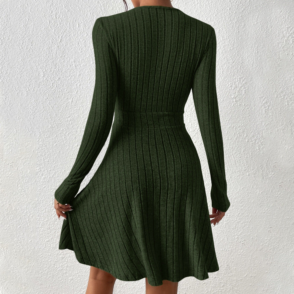 Robe tricotée pour femmes avec un élégant décolleté en V et une coupe ajustée Levoire
