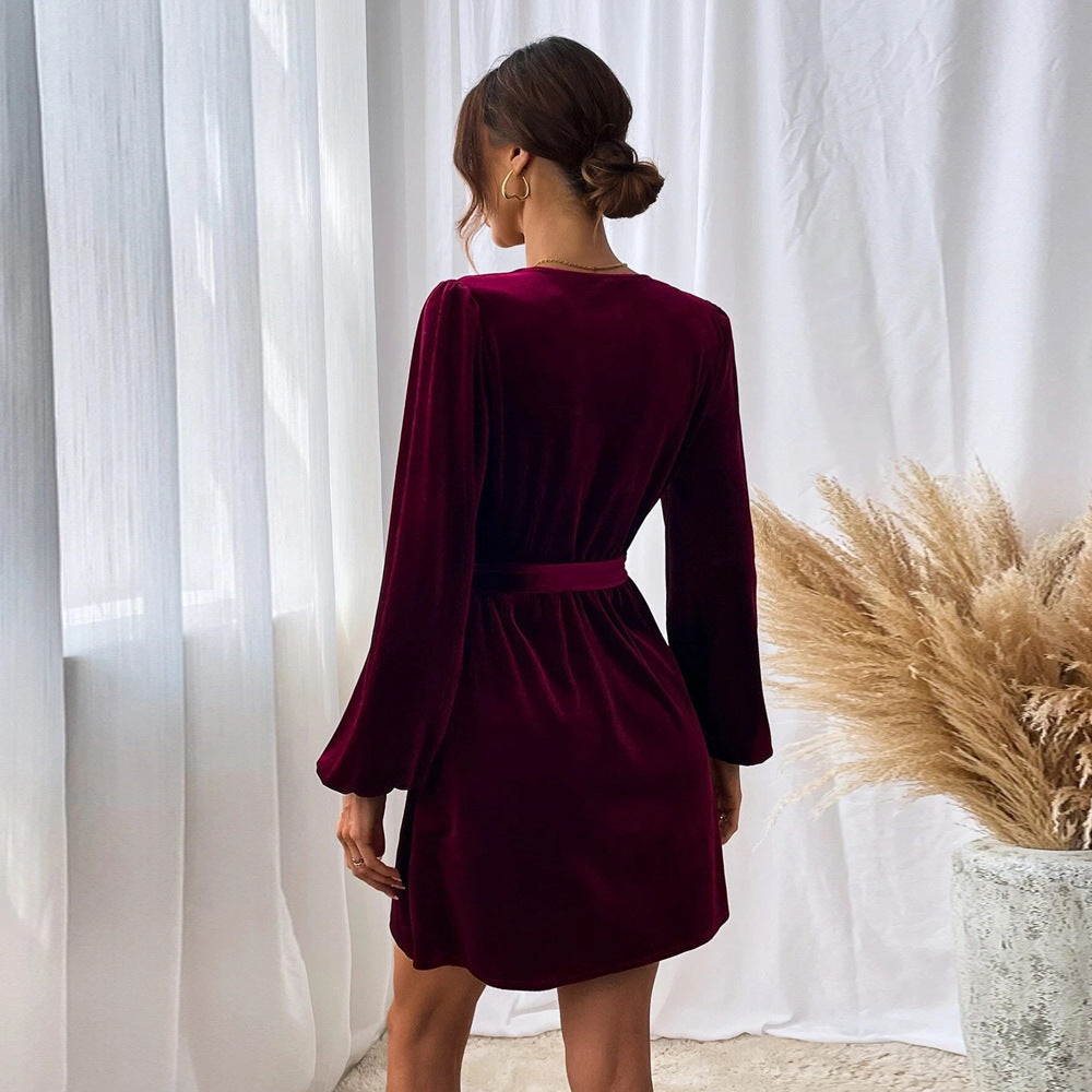 Robe en velours pour femme avec décolleté en V profond et ceinture à la taille Levoire