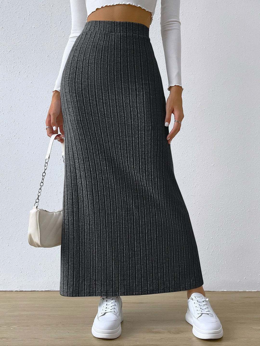 Jupe maxi pour femmes avec un design côtelé élégant et une fente sur le côté Levoire