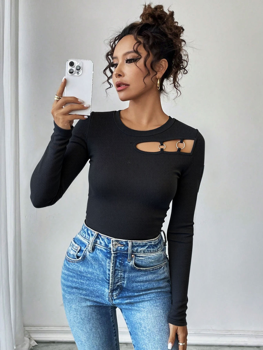 Chemise à manches longues pour femmes avec design asymétrique à découpes et détails de bague à la mode Levoire