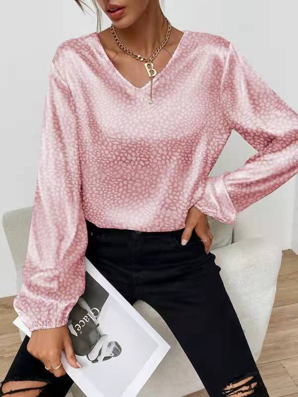 Blouse élégante pour femmes avec un col en V moderne et un motif orné Levoire