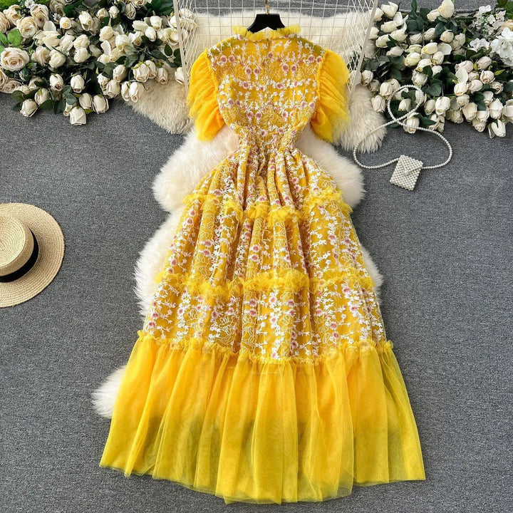 Levoire | Robe en tulle avec de belles et élégantes coutures en dentelle