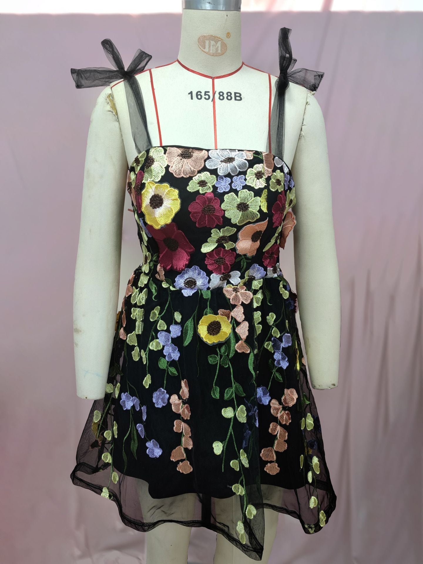 Levoire | Bodycon à bretelles spaghetti Aistillinen dress noir