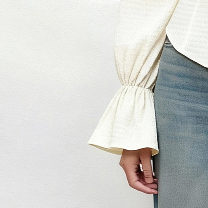 Blouse pour femmes avec des manches volantes extravagantes et une silhouette ajustée Levoire