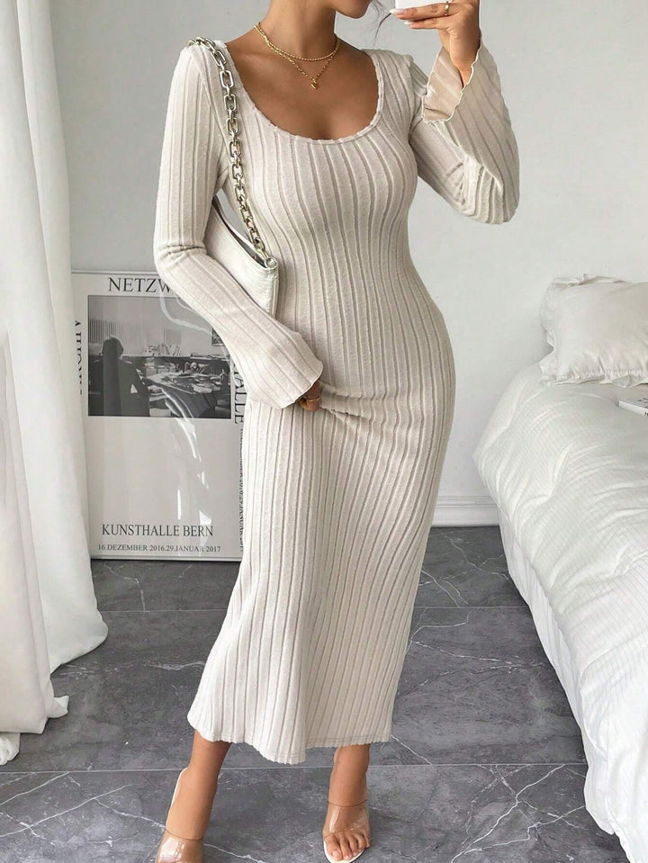 Robe en tricot à manches longues pour femme avec une silhouette près du corps et un col rond chic Levoire