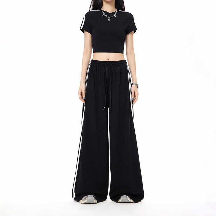 Ensemble sportif féminin composé d'un crop top et de pantalons à coupe ample avec des détails en slip Levoire