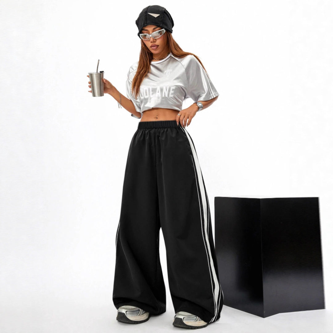 Pantalons de sport larges pour femmes avec des rayures contrastées sur les côtés Levoire
