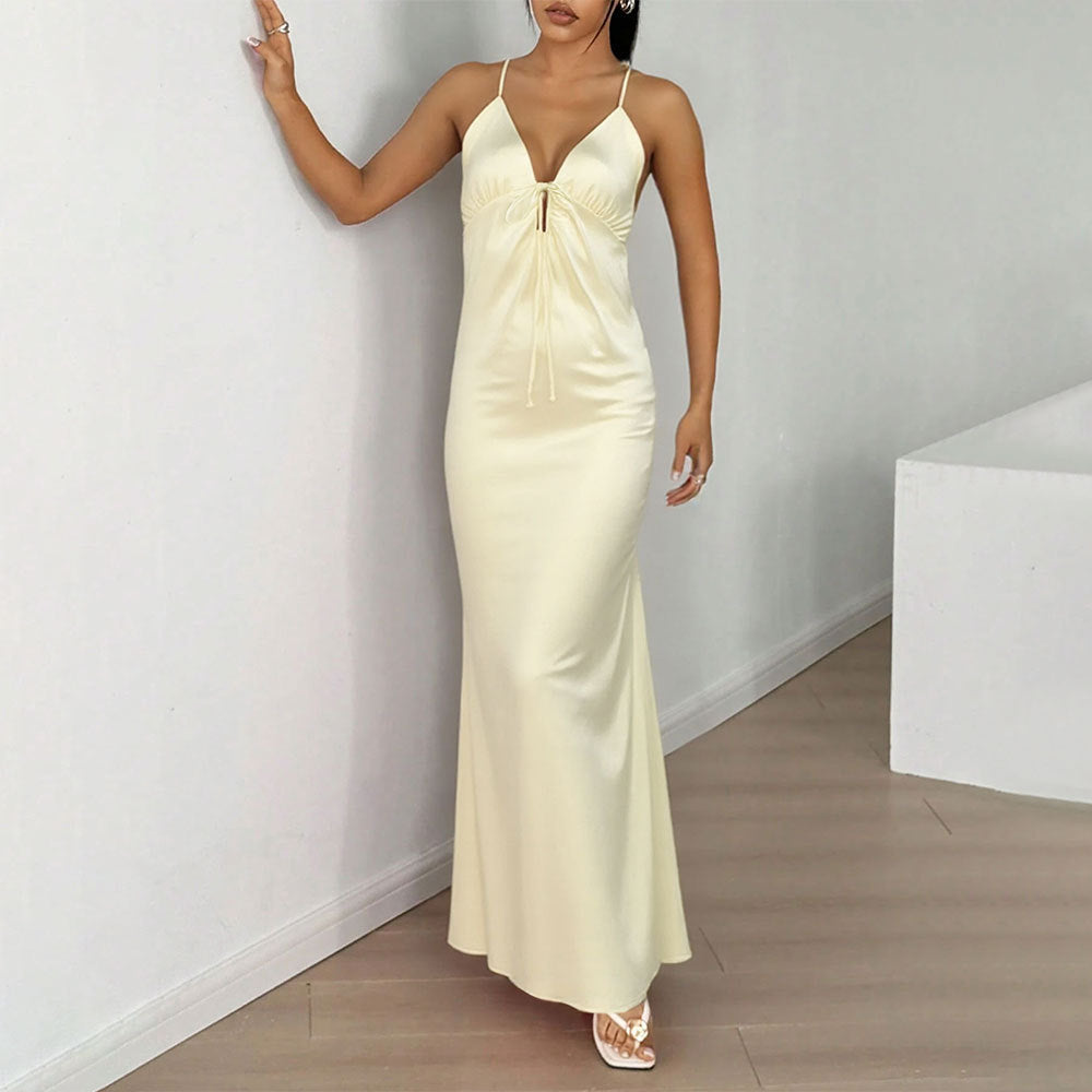 Robe longue à manches longues pour femmes avec un élégant col en V et un détail de laçage sophistiqué Levoire