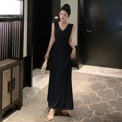 Levoire | Magnifiquement conçu robe à encolure en V plissée irrégulière