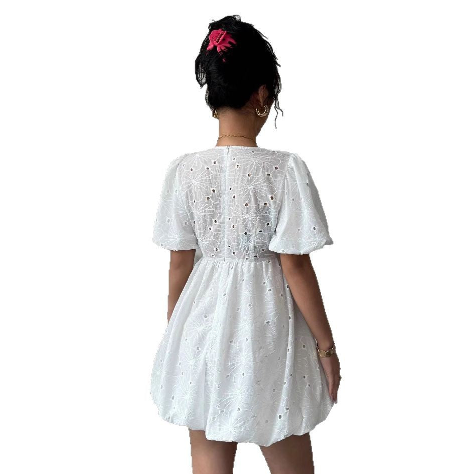 Robe mini pour femmes avec un design en dentelle florale et un décolleté en V flatteur Levoire