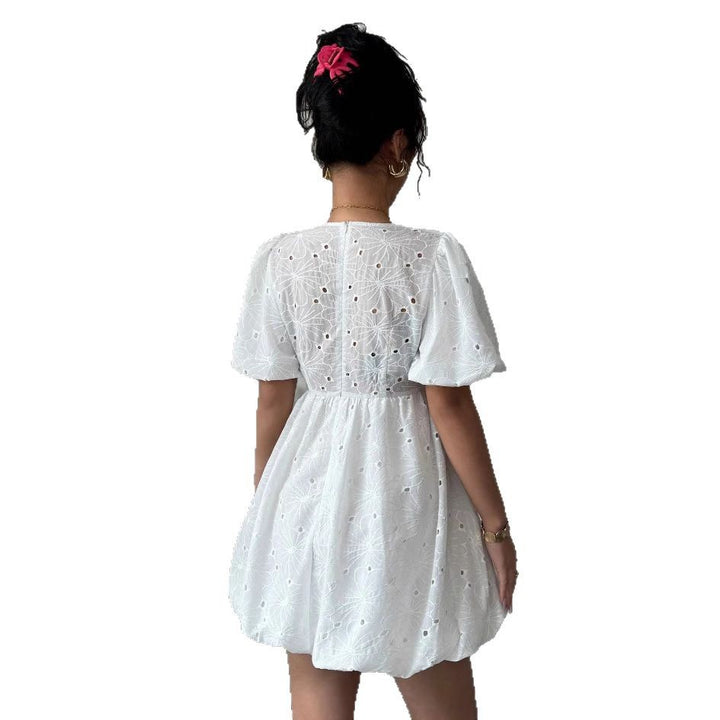 Robe mini pour femmes avec un design en dentelle florale et un décolleté en V flatteur Levoire