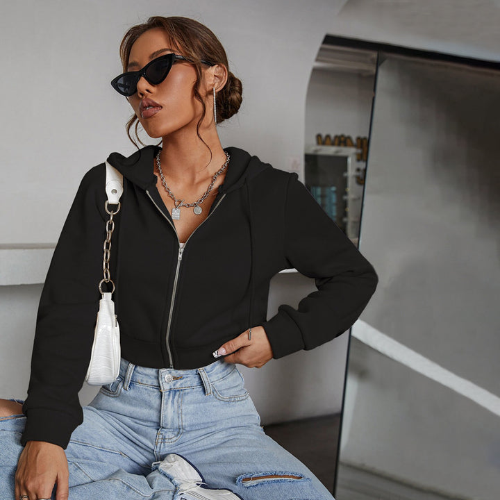 Veste à capuche courte pour femmes avec une coupe tendance et un matériau confortable Levoire