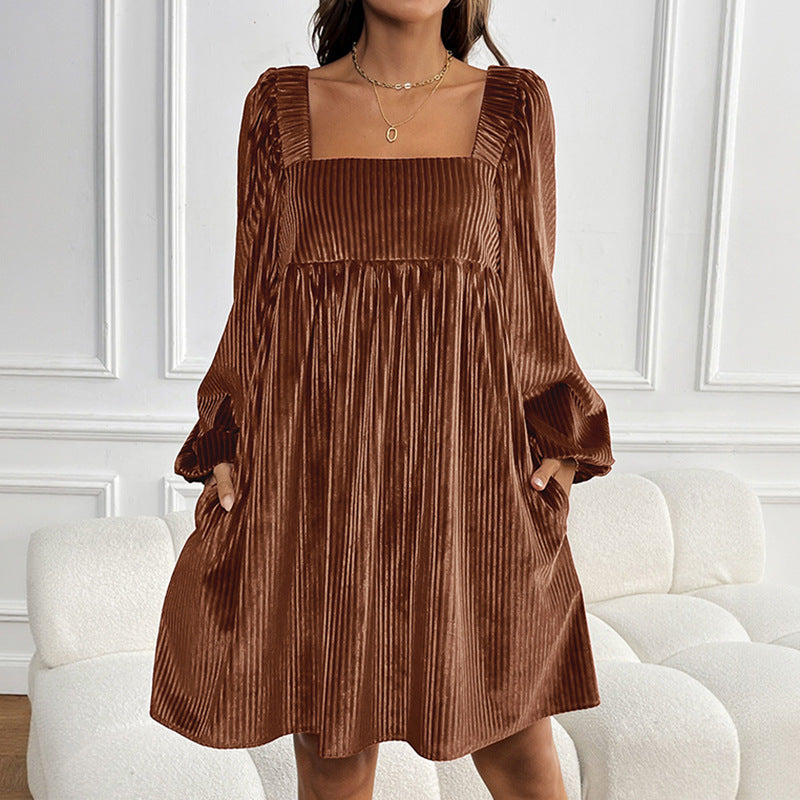 Robe oversize pour femmes avec un élégant détail de volants et en tissu cord luxueux Levoire