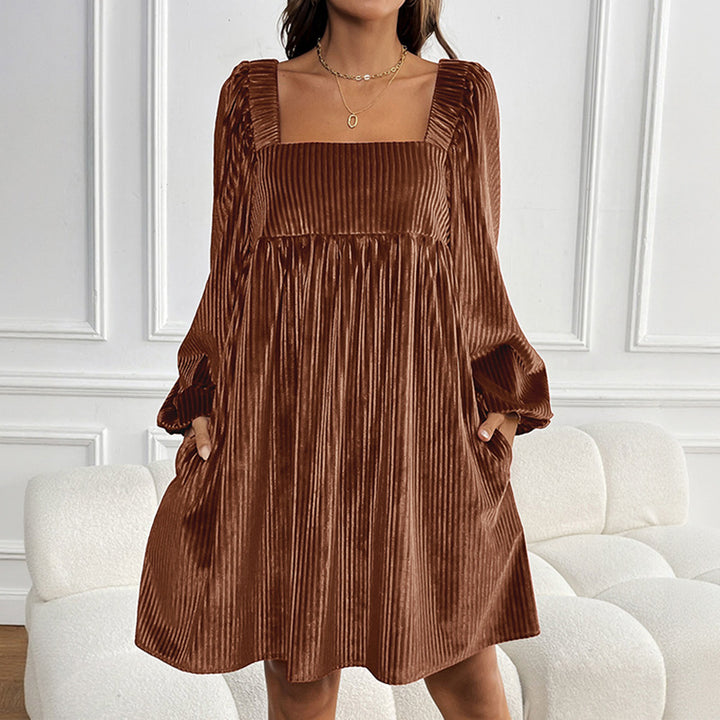 Robe oversize pour femmes avec un élégant détail de volants et en tissu cord luxueux Levoire