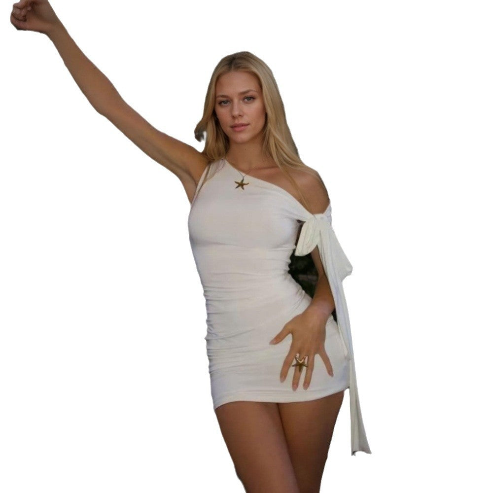 Robe mini femme à épaules dénudées avec drapés ludiques et liens sophistiqués Levoire