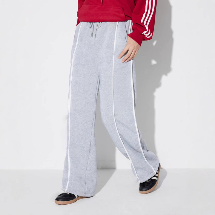 Pantalons d'entraînement décontractés pour femmes dans une coupe moderne avec une taille élastique et des inserts latéraux stylés Levoire