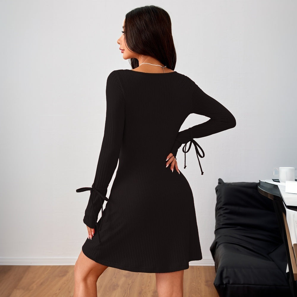 Robe mini ajustée pour femmes avec manches longues et décolleté découpé Levoire