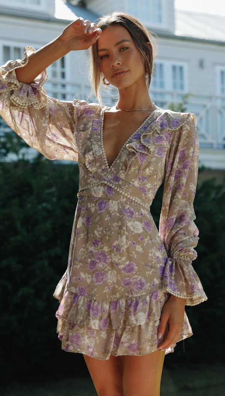 Robe courte romantique pour femmes avec des volants ludiques et une élégante encolure arrière Levoire