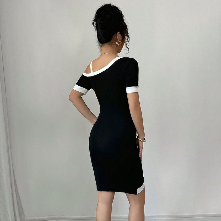 Robe mini ajustée pour femme avec décolleté asymétrique et sangle décorative Levoire