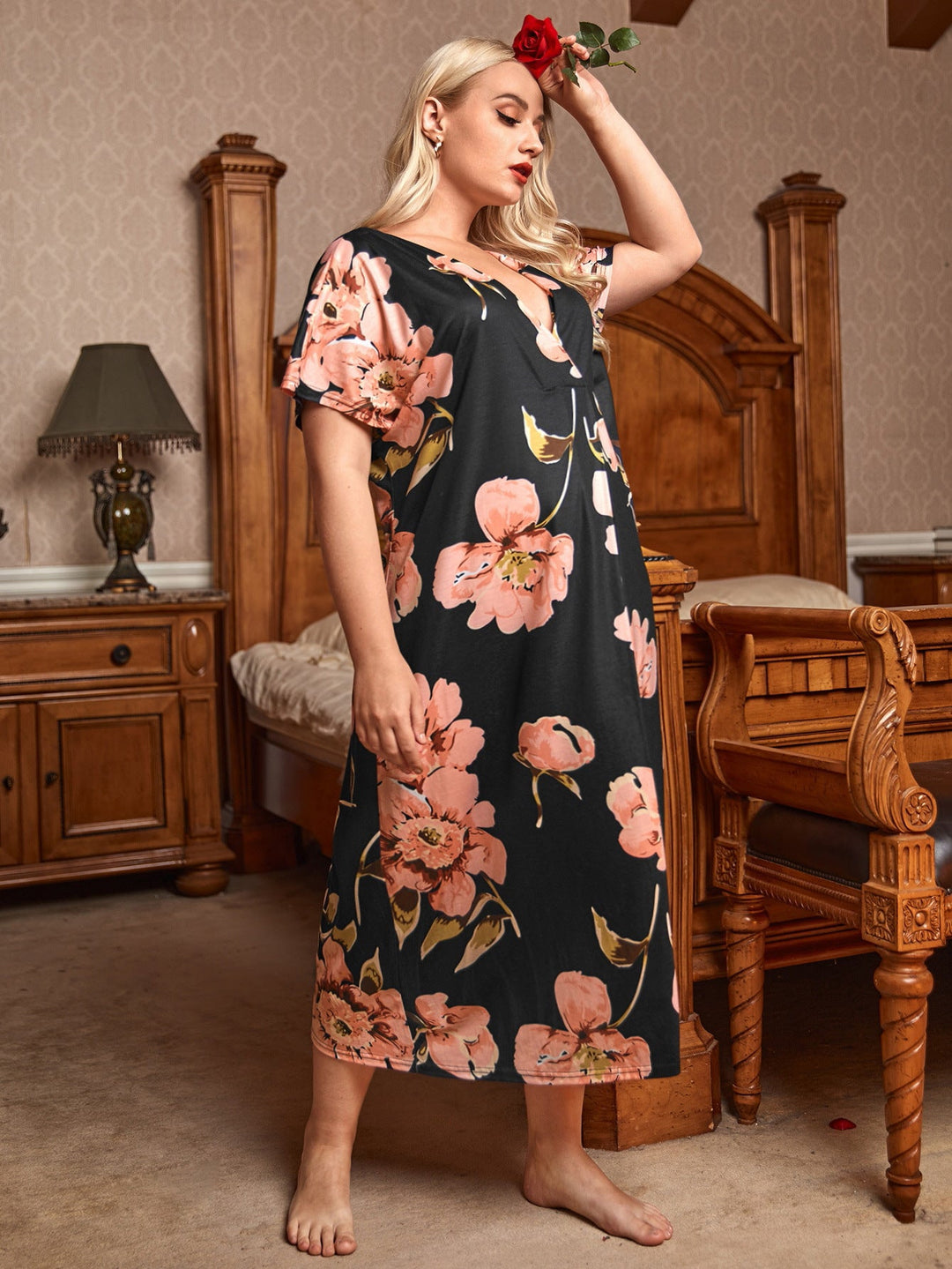 Levoire | Chemise de nuit imprimée Robe en coton décontractée à col en V Fleurs grandes roses sur fond noir et impressions de feuilles brunes
