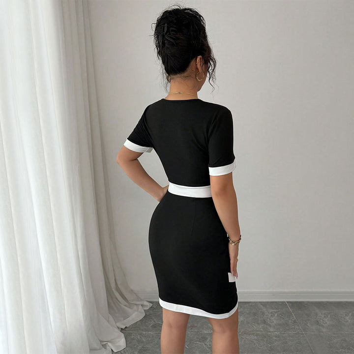Robe ajustée pour femmes avec des poignets contrastés et un élégant décolleté carré Levoire
