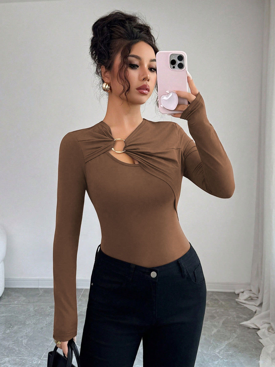 Body pour femme avec des détails de lien décoratifs et un col rond tendance Levoire