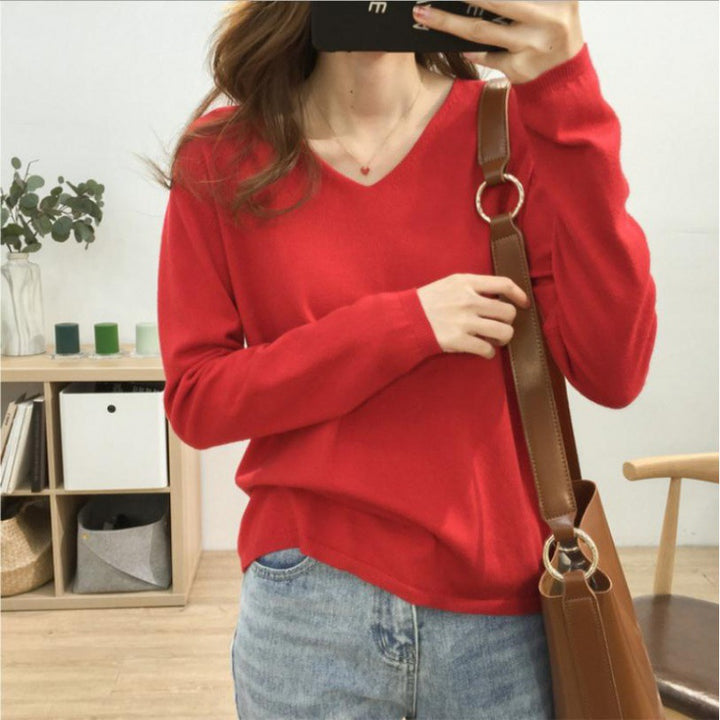 Pull féminin à col en V avec une coupe décontractée et des matériaux doux Levoire