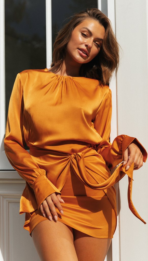 Robe mini femme avec nœud à la taille poli et design élégant à manches longues Levoire