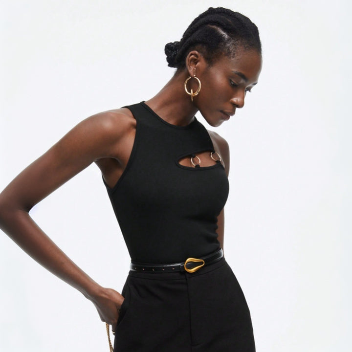 Débardeur stylé pour femmes avec design découpé innovant et accents métalliques Levoire