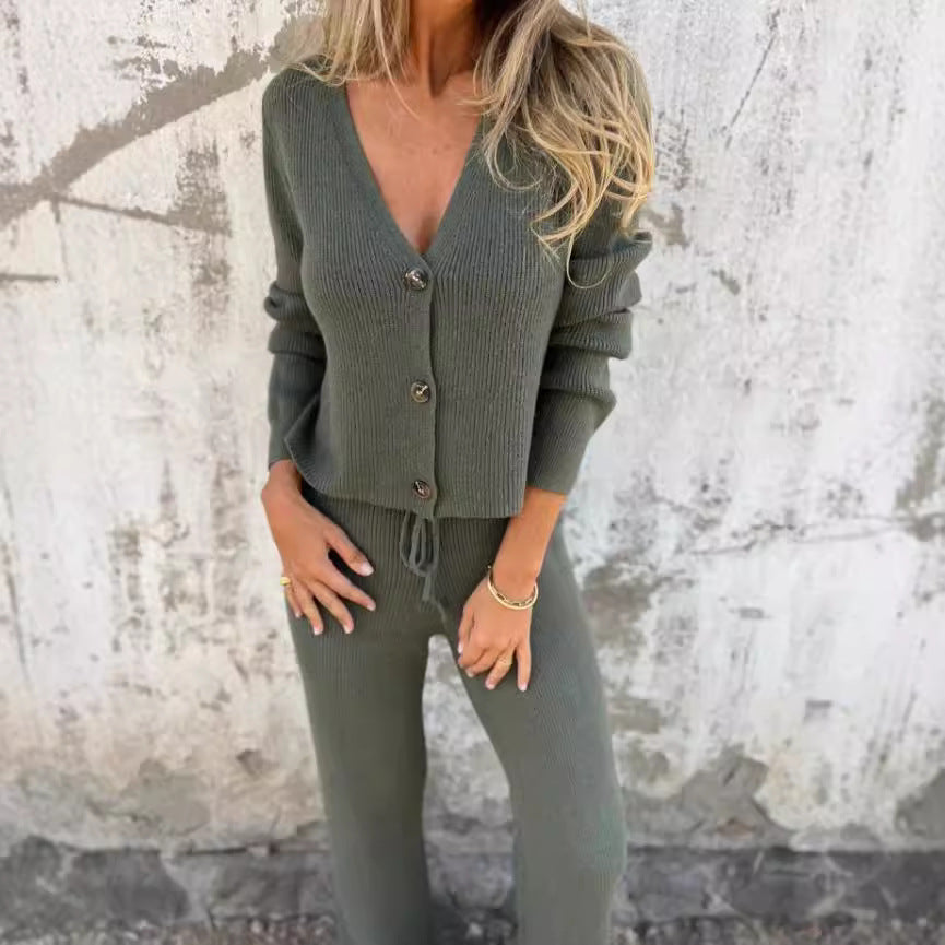 Costume tricoté pour femme avec décolleté en V profond et détails de boutons élégants Levoire