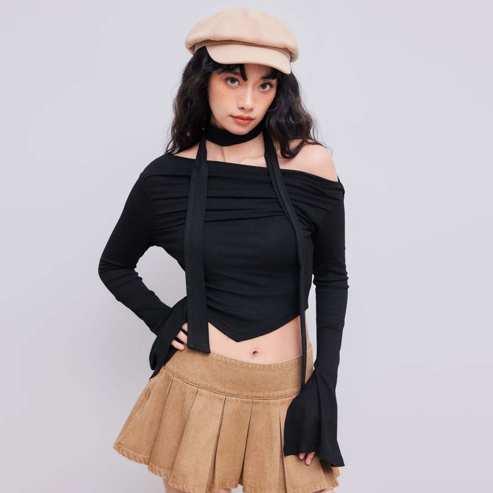 Top court pour femmes avec design de halter asymétrique et drapé élégant Levoire