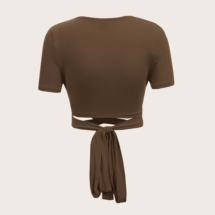 Top enveloppant flatteur pour la silhouette des femmes avec bande à nouer et design à manches courtes Levoire