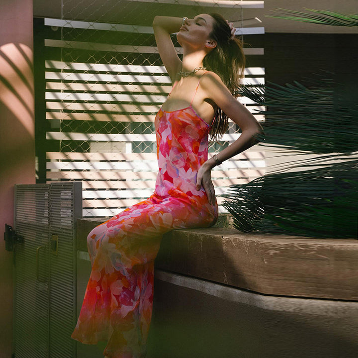 Robe maxi florale élégante pour femme avec des bretelles spaghetti délicates et une coupe fluide Levoire