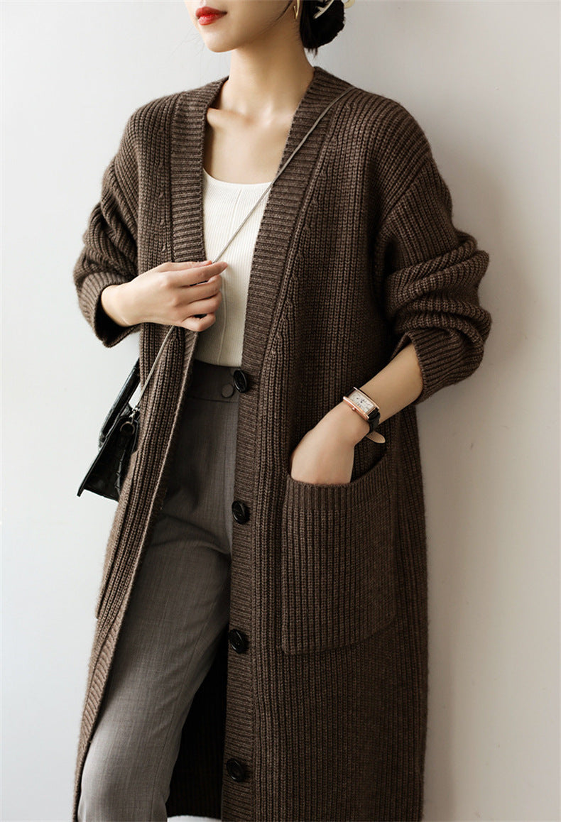 Cardigan tricoté pour femmes à coupe généreuse avec poches pratiques et patte de bouton décorative Levoire
