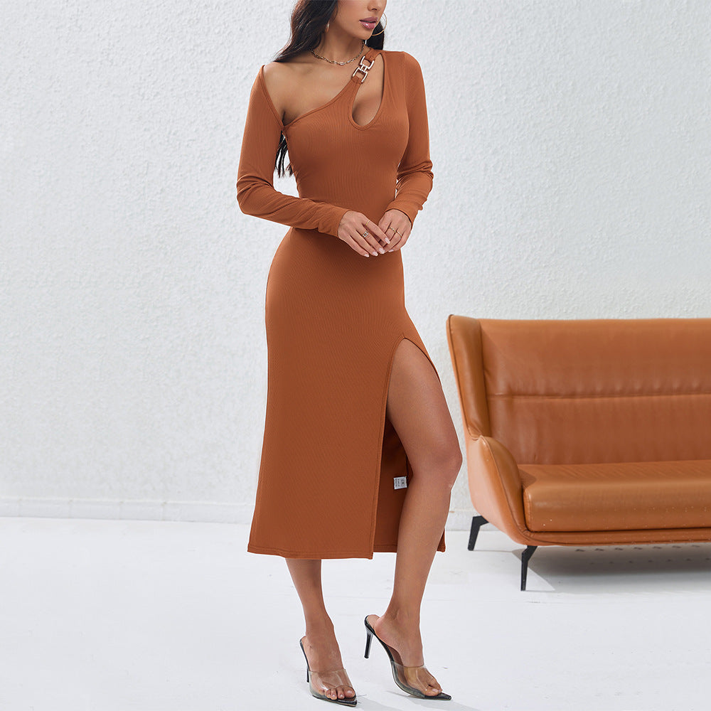 Robe ajustée pour femmes à manches longues avec fente latérale et décolleté asymétrique Levoire