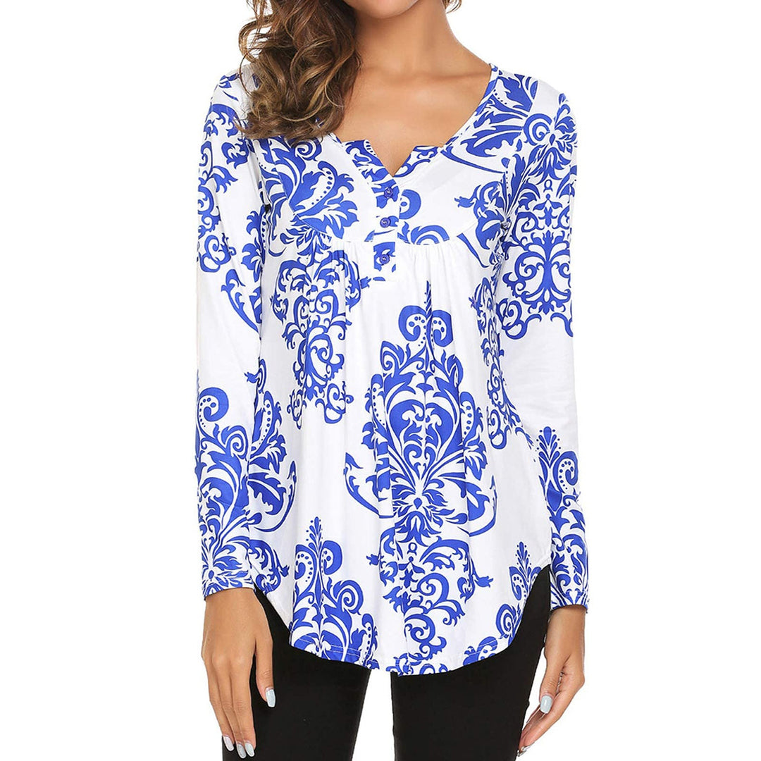 Levoire | T-shirt de sport en soie de lait imprimé asymétrique Fond blanc avec des fleurs bleues en porcelaine bleue et blanche