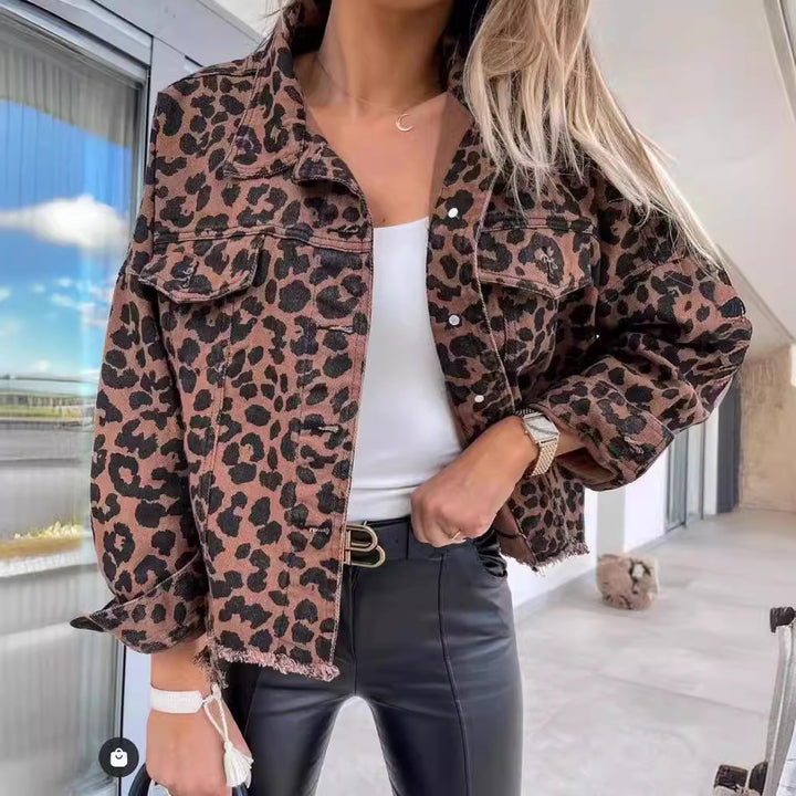 Veste en jean pour femmes dans un imprimé léopard tendance avec des ourlets frangés et une coupe oversized Levoire