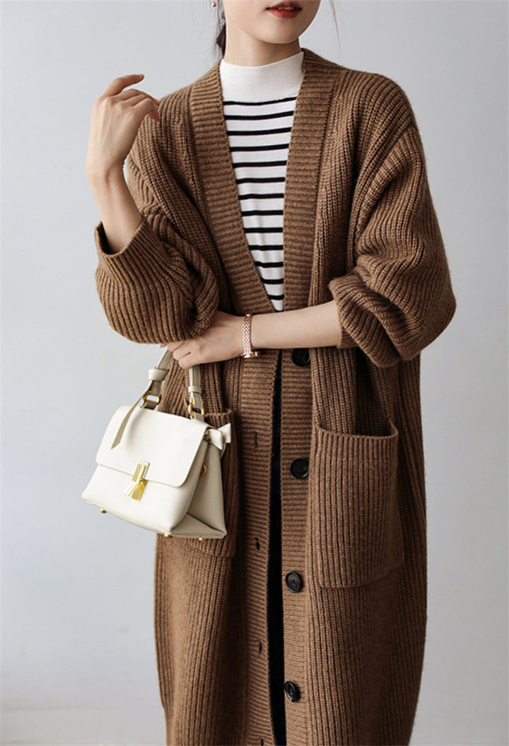 Cardigan tricoté pour femmes à coupe généreuse avec poches pratiques et patte de bouton décorative Levoire