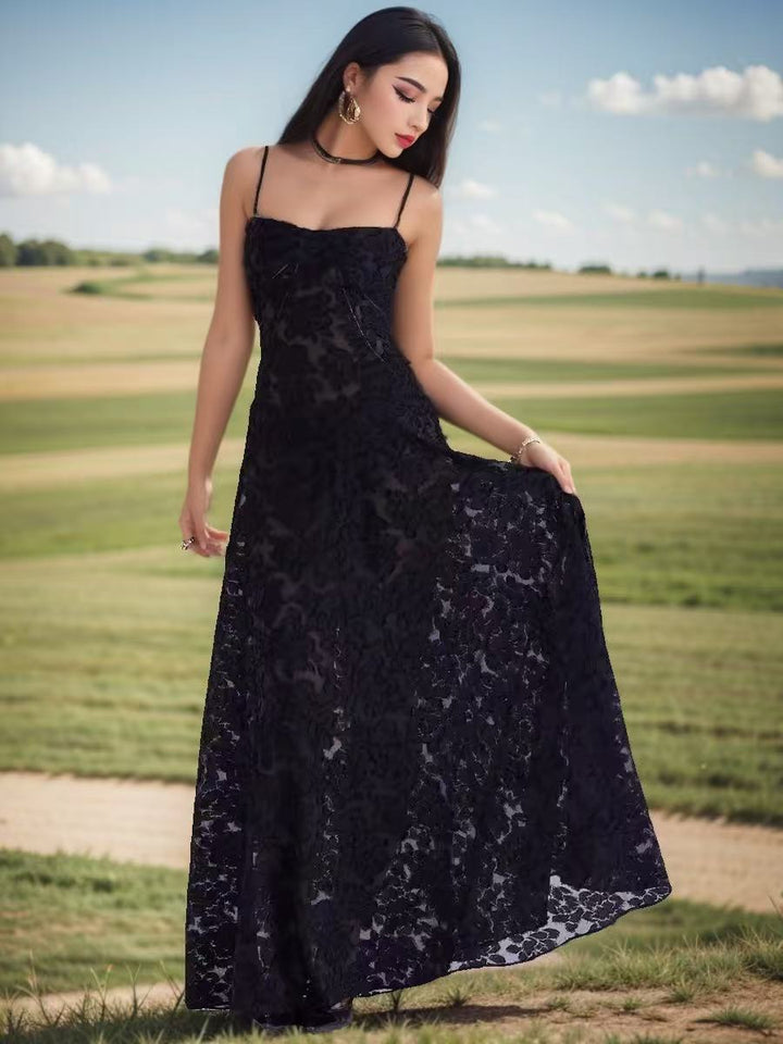 Robe longue en dentelle pour femmes avec un haut en matériau transparent et une coupe élégante Levoire