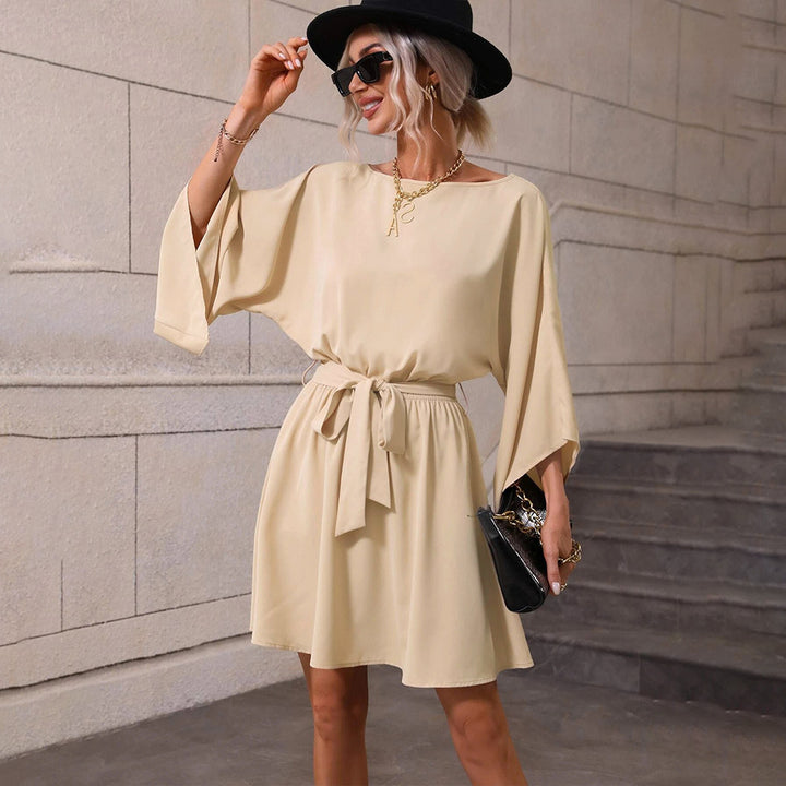 Robe minuscule pour femmes avec large manche chauve-souris et ceinture à la taille Levoire