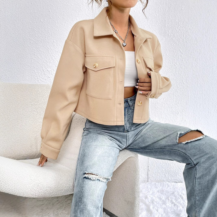 Veste chino décontractée pour femme avec des détails de boutons stylés et des poches pratiques Levoire