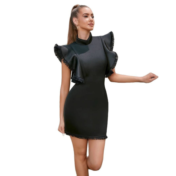 Robe mini cintrée pour femmes avec des détails de volants tendance et un élément de bijou noble Levoire