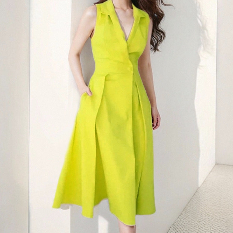 Robe midi élégamment ajustée pour femmes avec un profond décolleté en V et des poches pratiques Levoire