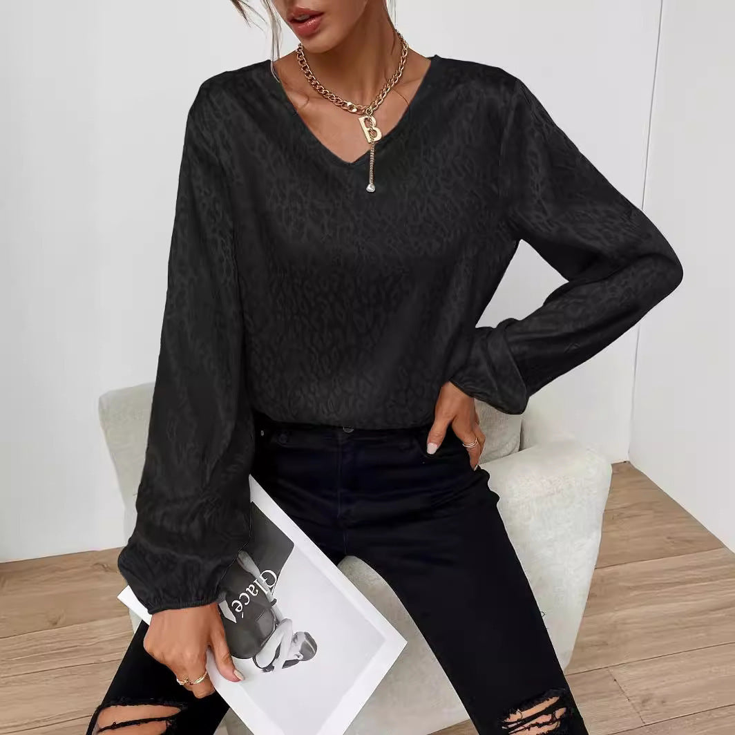 Blouse élégante pour femmes avec un col en V moderne et un motif orné Levoire