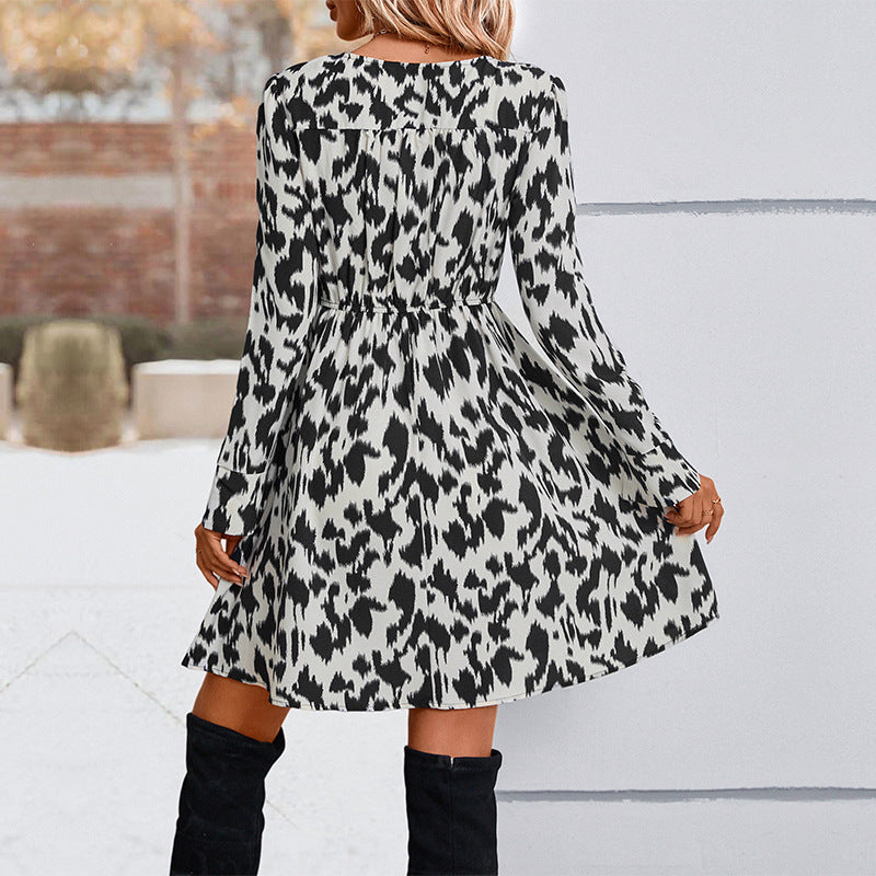 Robe cache-cœur élégante pour femmes avec des détails volantés et un décolleté en V Levoire