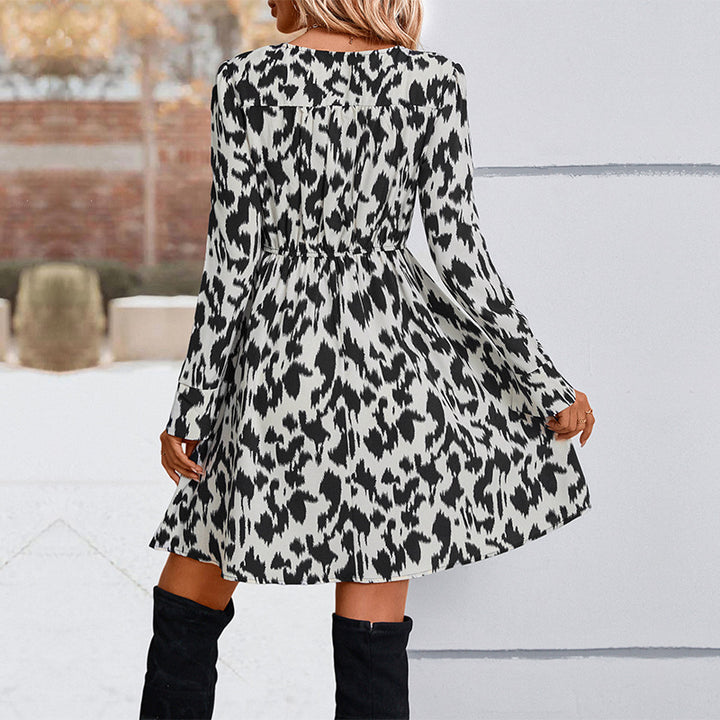 Robe cache-cœur élégante pour femmes avec des détails volantés et un décolleté en V Levoire