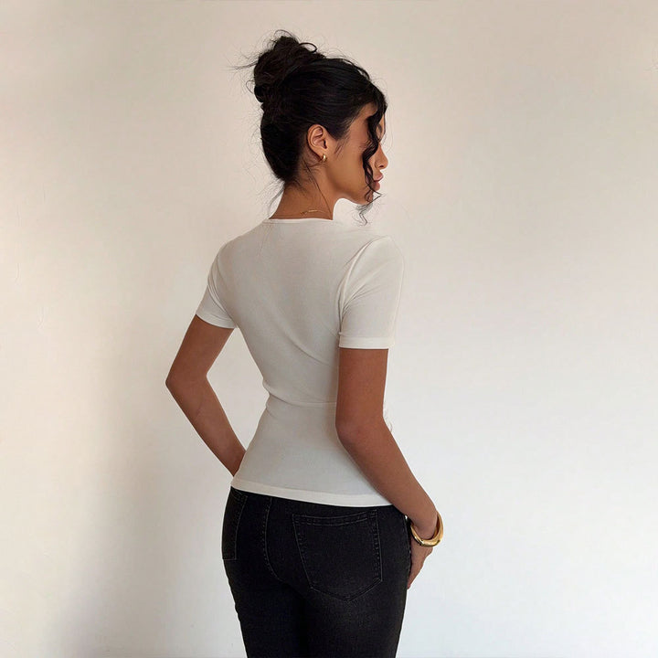 Chemise tendance à manches courtes pour femmes avec encolure asymétrique et fronces Levoire