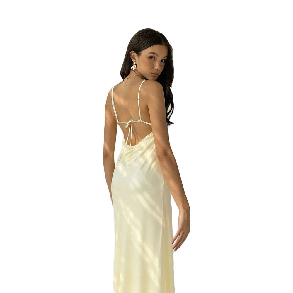 Robe longue à manches longues pour femmes avec un élégant col en V et un détail de laçage sophistiqué Levoire