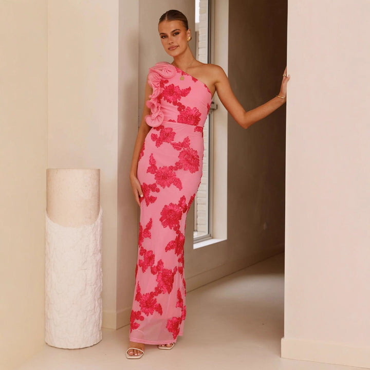 Robe de soirée élégante pour femmes avec bretelle asymétrique et appliques florales Levoire