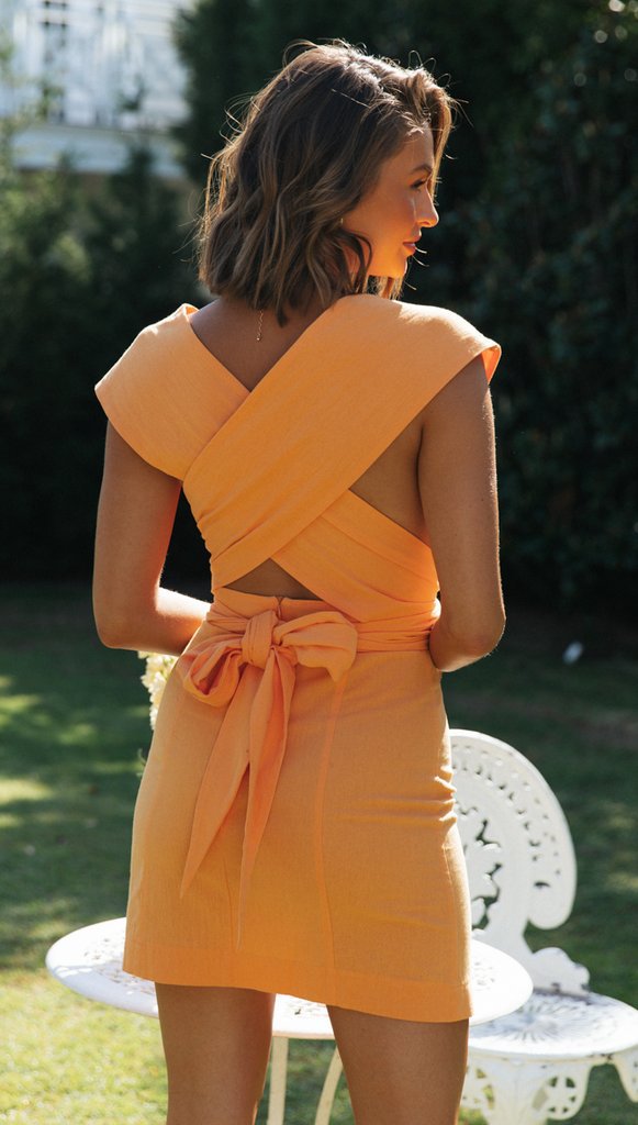 Robe mini ajustée pour femmes avec bretelles croisées et nœud Levoire